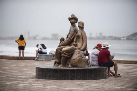 Bandas nubosas de huracán Willa alcanzan la costa de Mazatlán