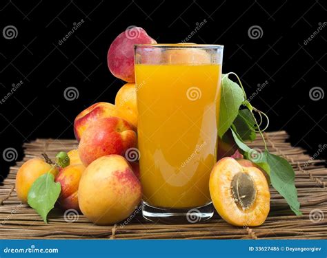 Negro De Cristal Del Jugo Y De Las Frutas Del Albaricoque Aislado Foto