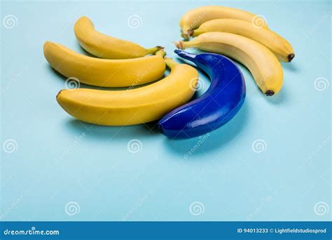 Gelbe Und Blaue Bananen Lokalisiert Auf Den Blauen Reifen Bananen