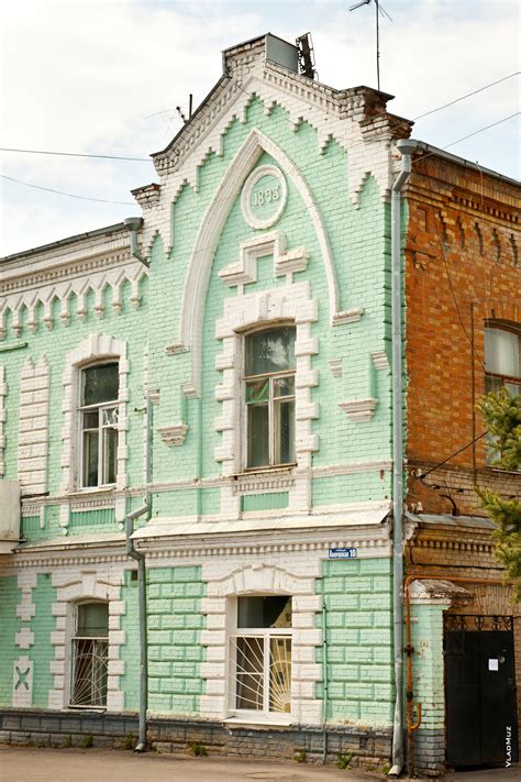 Фото старинного дома на ул. Дворцовой в Новочеркасске с цифрами 1893 на ...