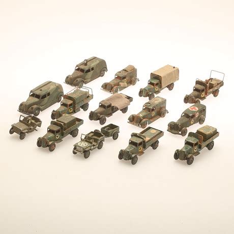 MILITÄRFORDON cirka 14 stycken metall bland annat Dinky Toys