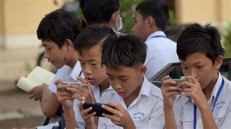 Analizan Prohibir Y Decomisar Los Celulares En Clases De Per Tanto A