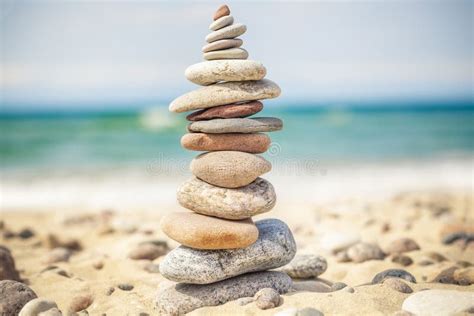 Pedras Equilibradas Empilhadas Na Pilha Foto De Stock Imagem De Macio