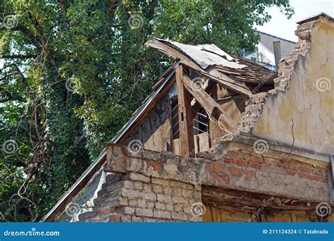 Earthquake house damage stock photo. Image of wall, exterior - 211124324