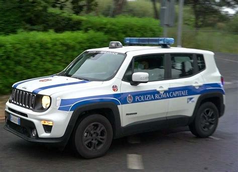 Jeep Renegade Xe Mette La Divisa Della Polizia Di Roma Capitale