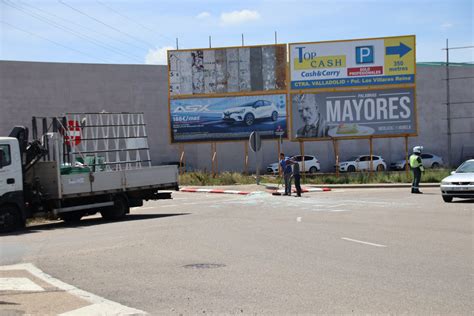 Galer A Un Cami N Pierde La Carga De Cristales En El Pol Gono De Los