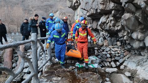 北京五旬男子独自登山时踩空摔伤，驴友发现报警后获救 新闻频道 和讯网