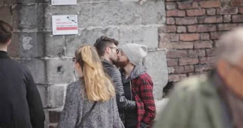 Due Ragazzi Gay Si Baciano Per Strada In Italia La Reazione Vergognosa Dei Passanti BergamoNews