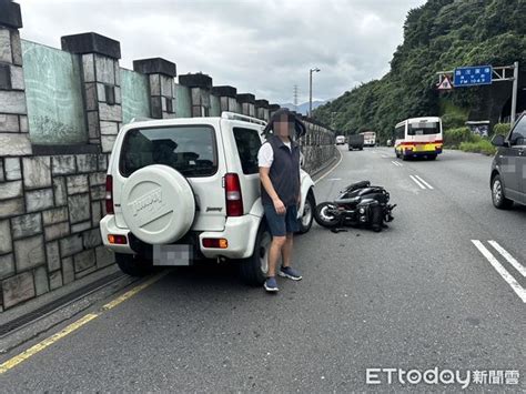 高雄無照女開車惹禍了！誤闖新北調撥道 騎士慘遭擊落畫面曝 Ettoday社會新聞 Ettoday新聞雲