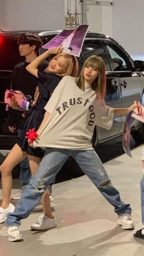 Lisa and rosé kpop Ünlüler Moda Şarkıcılar