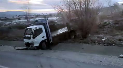 Ankara Da Buz Tutan Yolda Ara Lar Devrildi