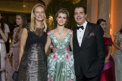 Photo Invités et familles La princesse Zita de Bourbon Parme robe