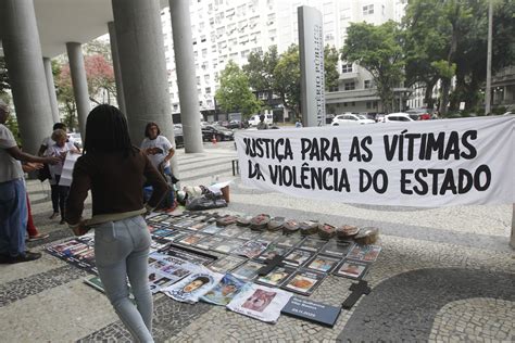 Famílias De Jovens Mortos Em Ações Policiais Fazem Ato Na Frente Do