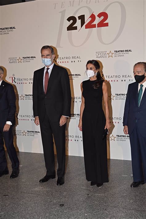 La Reina Letizia Brilla Con Su Look Total Black En El Teatro Real