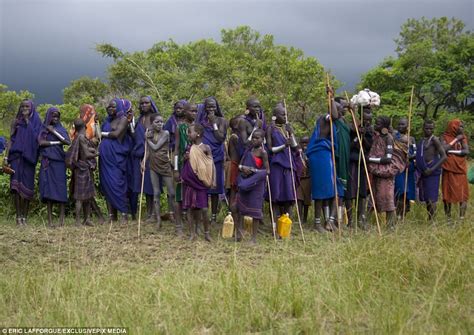 Suri Tribe In Ethiopia Battle Each Other With Sticks Daily Mail Online