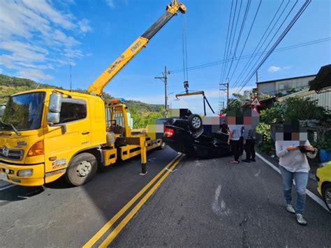 新北女開車過彎操作不當 車輛翻覆「四輪朝天」駕駛擦挫傷 社會 中時新聞網