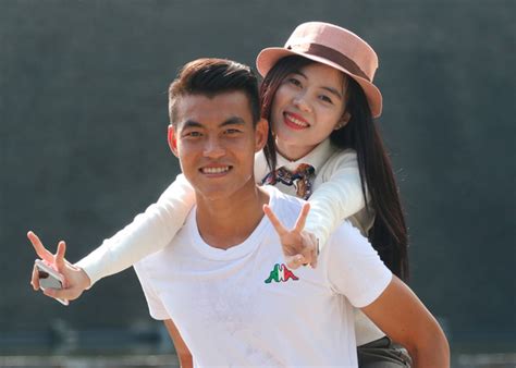 Trung vệ hot boy của U Việt Nam hạnh phúc bên bạn gái trong ngày đặc biệt