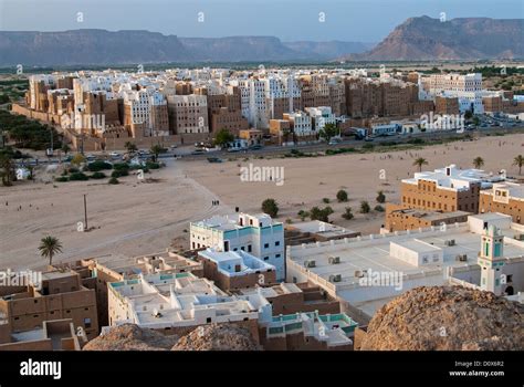 Panorama of Shibam, a UNESCO World Heritage Site, in Yemen Stock Photo - Alamy