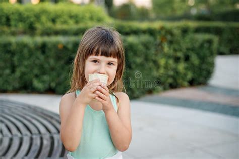 Chica Con Un Vestido Ligero Come Helado De Pólvora En Un Parque De La