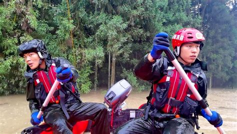 暴雨突袭，消防员洪水中“最美公主抱”救出9旬老奶奶澎湃号·政务澎湃新闻 The Paper