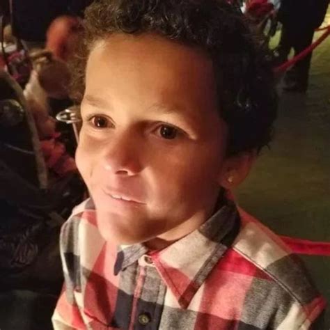 Após sofrer bullying ao revelar a colegas de escola que era gay garoto de anos se suicida