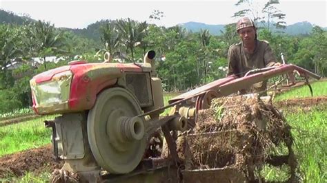 Joki Muda Traktor Sawah Membajak Lahan Yang Lama Tidak Di Tanami Youtube