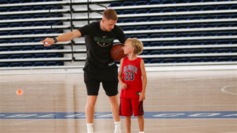 Donte DiVincenzo returns to Delaware for inaugural basketball camp