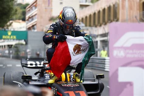 De dónde sacó Checo Pérez una bandera mexicana para su festejo en