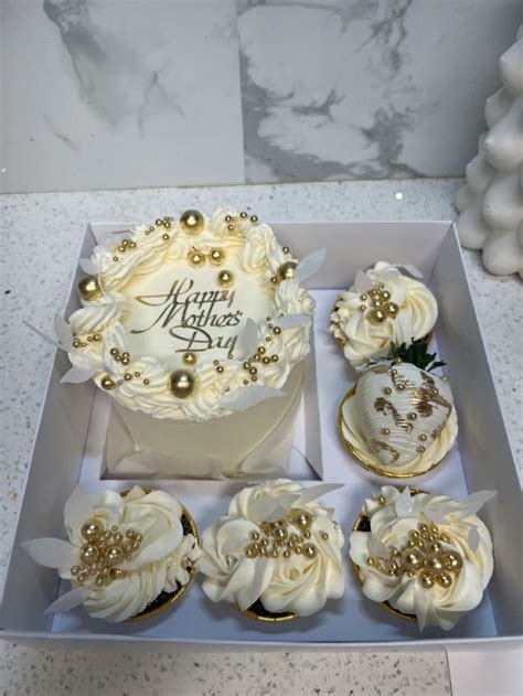 Happy Mother S Day Cake With Cupcakes In A Box