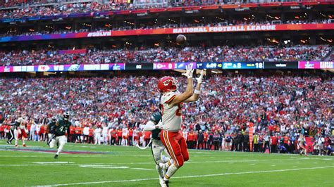 TOUCHDOWN: Patrick Mahomes' 18-Yard Loft Lands in Travis Kelce's Grasp for an Opening-Drive Score