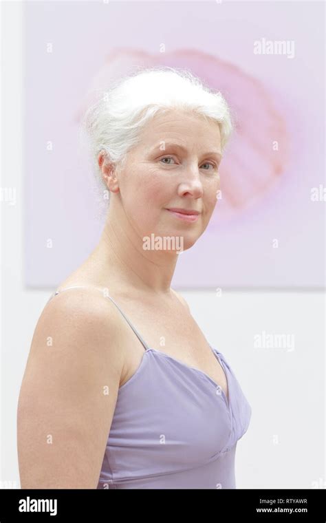 Mujer Con Pelo Blanco Fotograf As E Im Genes De Alta Resoluci N Alamy