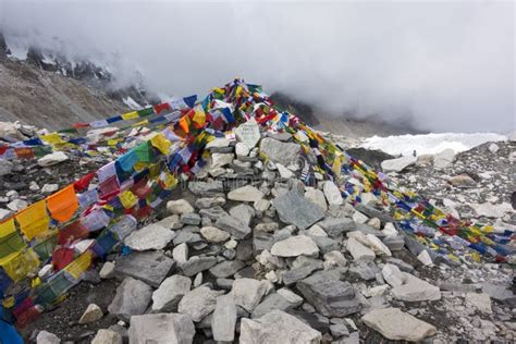 Vista Do Acampamento Base De Everest Fileiras De Bandeiras Budistas