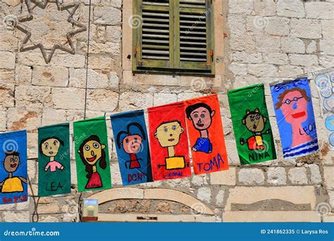 Bandeiras Engra Adas Na Vintage Street Da Cidade Europeia Pennants E