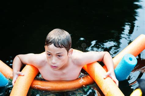 Menino Que Flutua Em Um Lago Imagem De Stock Imagem De Solteira