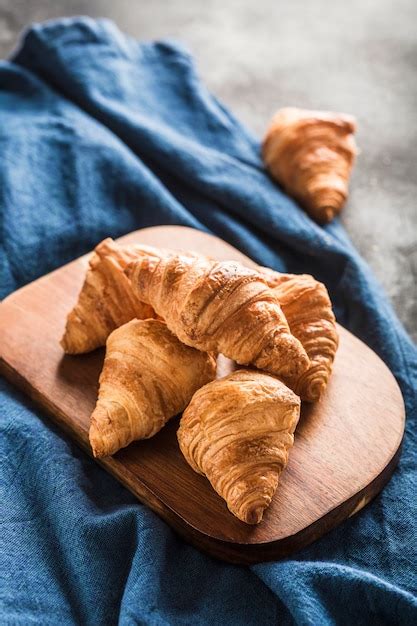 Croissants franceses recién horneados en una tabla de madera sobre una