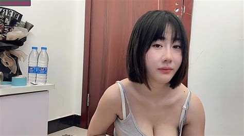 Kiki 520 Strip Nude And Chat In Her Virtual Webcam Room Nude Stripper Porn