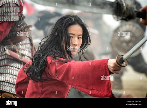 YIFEI LIU in MULAN (2020), directed by NIKI CARO. Credit: WALT DISNEY PICTURES / Album Stock ...