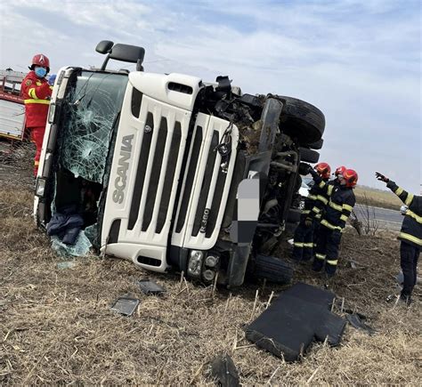 FOTO Autocamion răsturnat în afara părții carosabile pe DN2 la ieșire