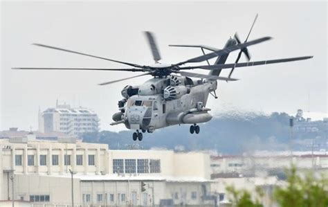 写真：米軍､ch53eの飛行再開 小学校近く上空を飛行 事故から6日､沖縄県は強く反発 沖縄タイムス＋プラス