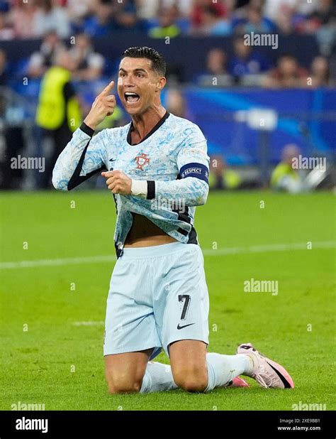 Le Portugais Cristiano Ronaldo s adresse à un linesman lors du match du