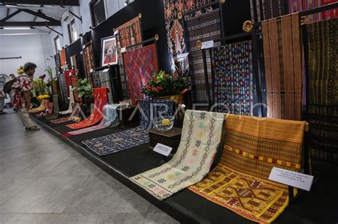 Pameran Pikat Wastra Nusantara Dan Funky Kebaya ANTARA Foto