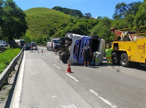 Trânsito é liberado após tombamento de carreta na Serra das Araras em