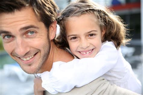 Papa Et Son Sourire De Petite Fille Image Stock Image Du Sourire