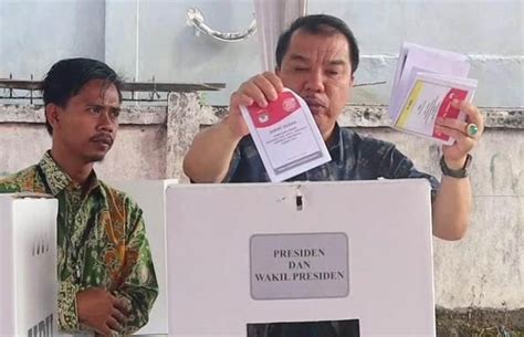 Pemilu 2024 Pj Bupati Nyoblos Di Tps 05 Pulau Kemang Sekda Dan Istri