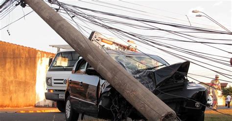 G1 Carro derruba poste e dois ficam feridos em Lençóis Paulista