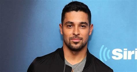 That 70s Show Wilmer Valderrama Puts His Fez Costume Back On To Mark That 90s Show Return