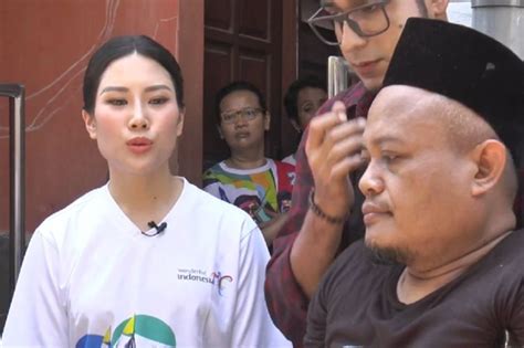 Angela Tanoesoedibjo Peduli UMKM Bantu Pedagang Pisang Goreng Di Surabaya