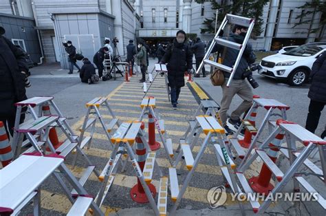 2보 아들 50억 퇴직금 곽상도 취재진 피해 영장심사 출석 연합뉴스