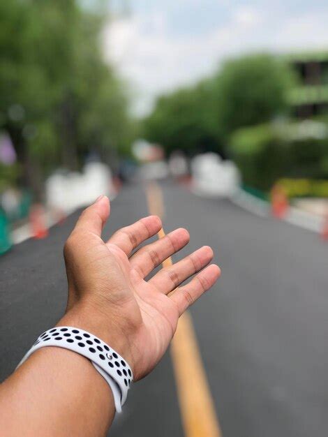 Mano Cortada De Una Persona Contra La Carretera Foto Premium