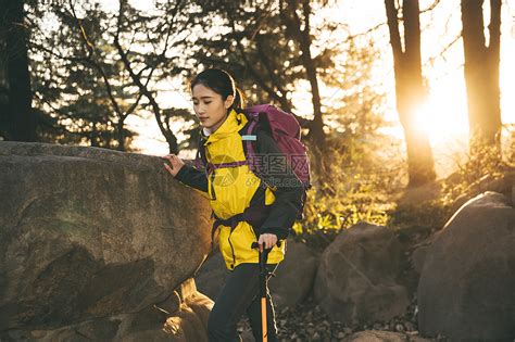 女生户外徒步登山形象高清图片下载 正版图片501722499 摄图网